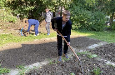 Práce na školní zahradě