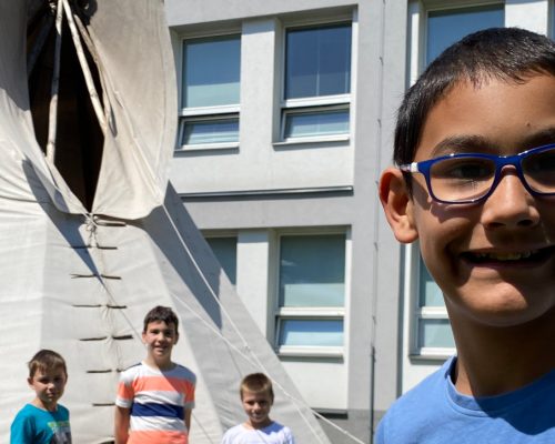 žáci před teepe na školní zahradě