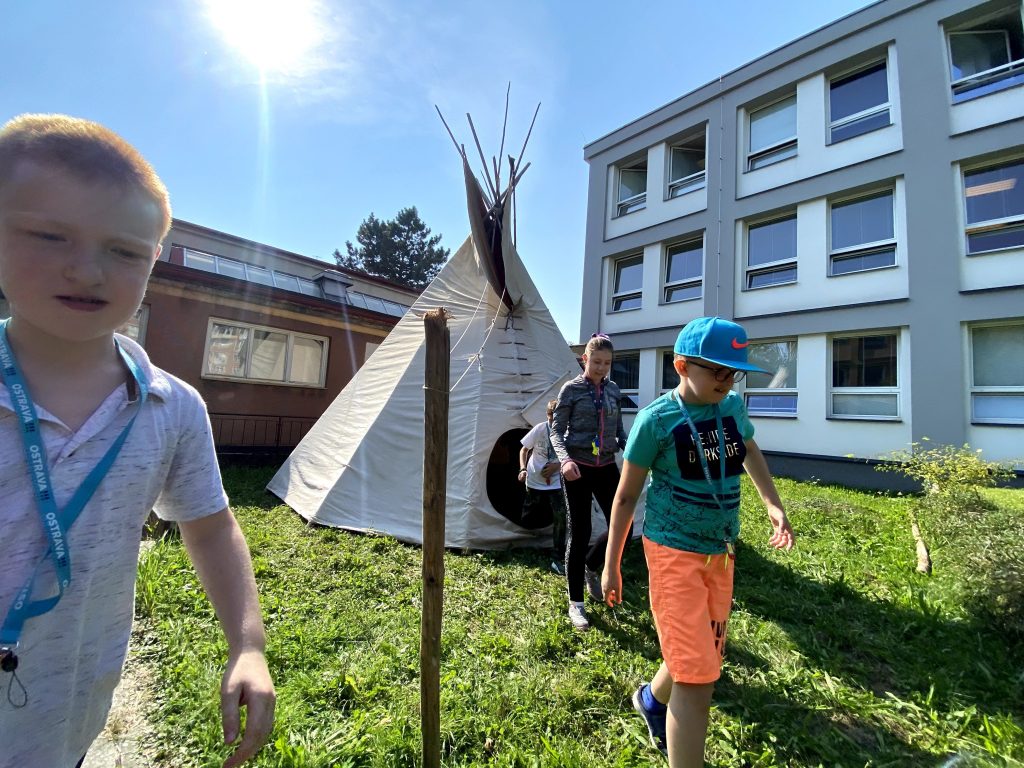 Stavba Tee-pee ve škole