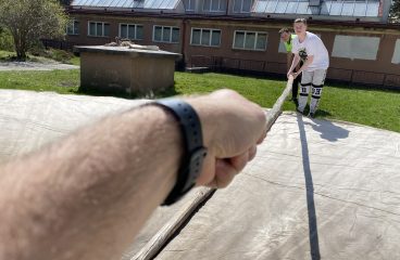 Stavba tee-pee na školní zahradě