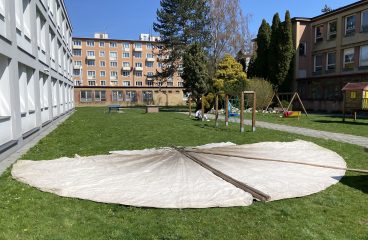Stavba tee-pee na školní zahradě