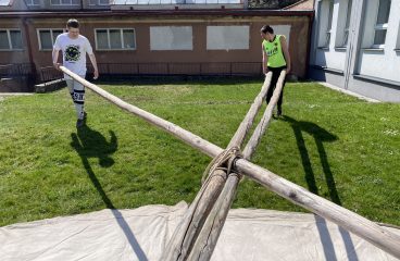 Stavba tee-pee na školní zahradě