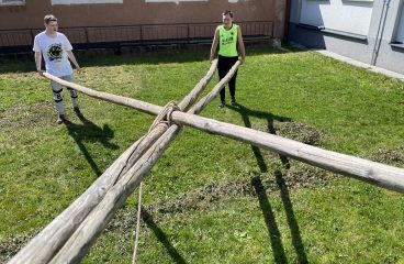 Stavba tee-pee na školní zahradě