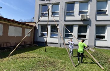 Stavba tee-pee na školní zahradě
