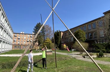 Stavba tee-pee na školní zahradě