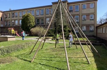 Stavba tee-pee na školní zahradě