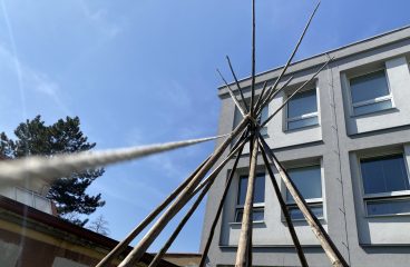 Stavba tee-pee na školní zahradě