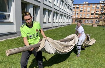 Stavba tee-pee na školní zahradě