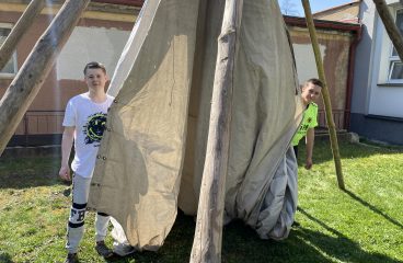 Stavba tee-pee na školní zahradě