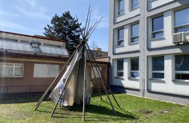 Stavba tee-pee na školní zahradě