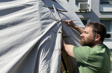 Stavba tee-pee na školní zahradě