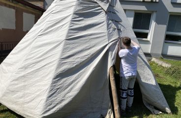 Stavba tee-pee na školní zahradě