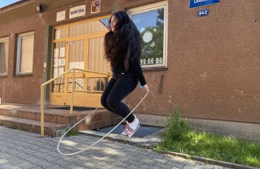 Sportovec školy: žákyně skáče přes švihadlo