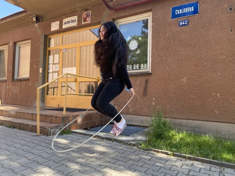Sportovec školy: žákyně skáče přes švihadlo