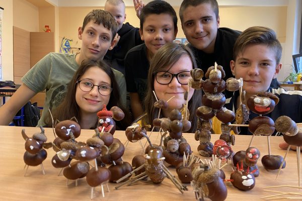 Žáci 8.A vyrábějí z kaštanů zvířátka v PV