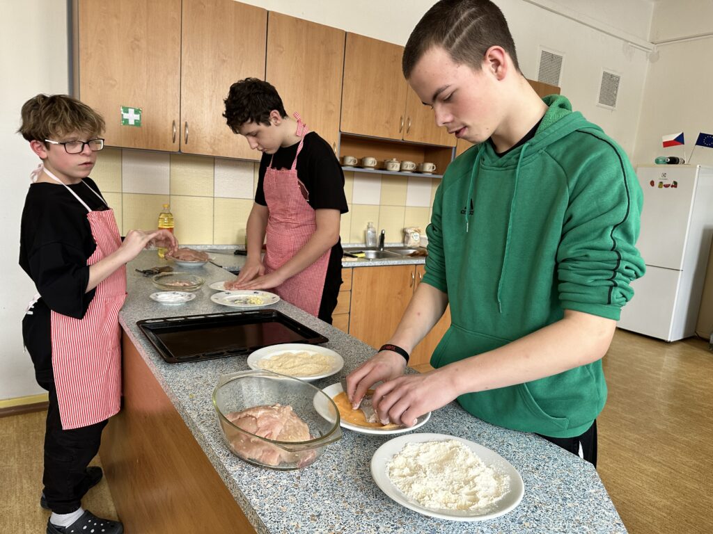 9.A žáci vaří v PV řízky