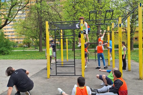 Tělocvik na workoutu