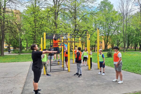 Tělocvik na workoutu