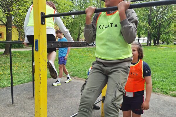 Tělocvik na workoutu