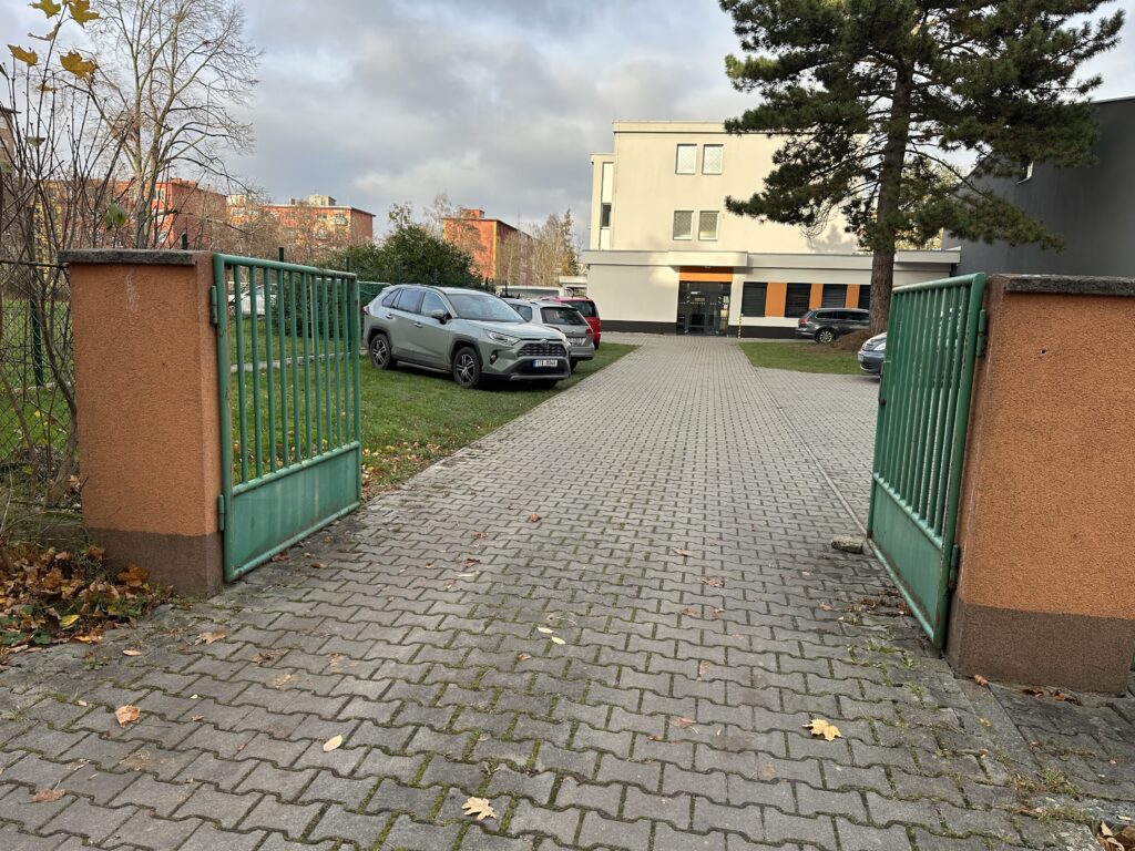 Pronájem parkovacího místa v areálu školy