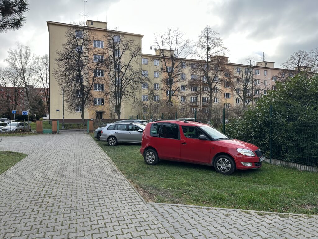 Pronájem parkovacího místa v areálu školy