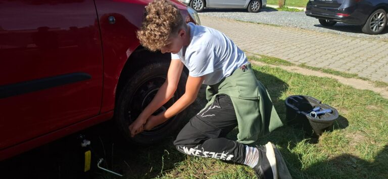 6.A mění paní asistentce kolo