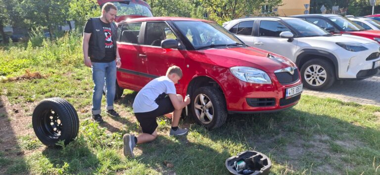 6.A mění paní asistentce kolo